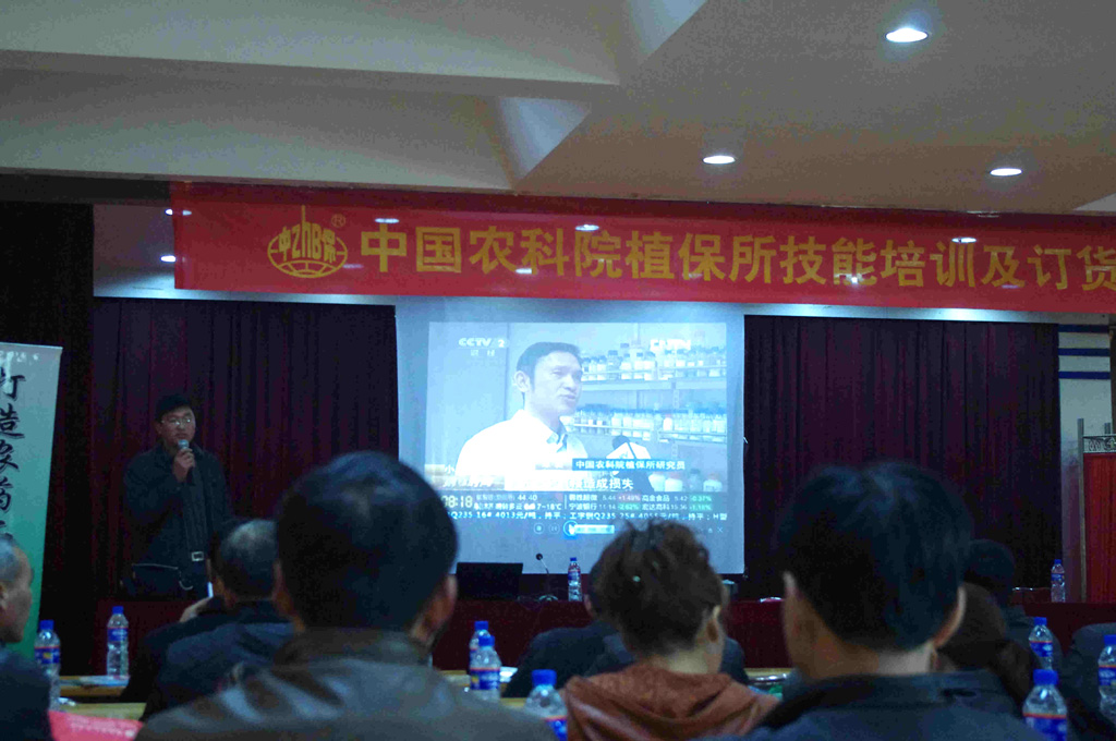 與會(huì)者認(rèn)真觀(guān)看《新聞直播間》陳昶副總經(jīng)理采訪(fǎng)視頻.jpg