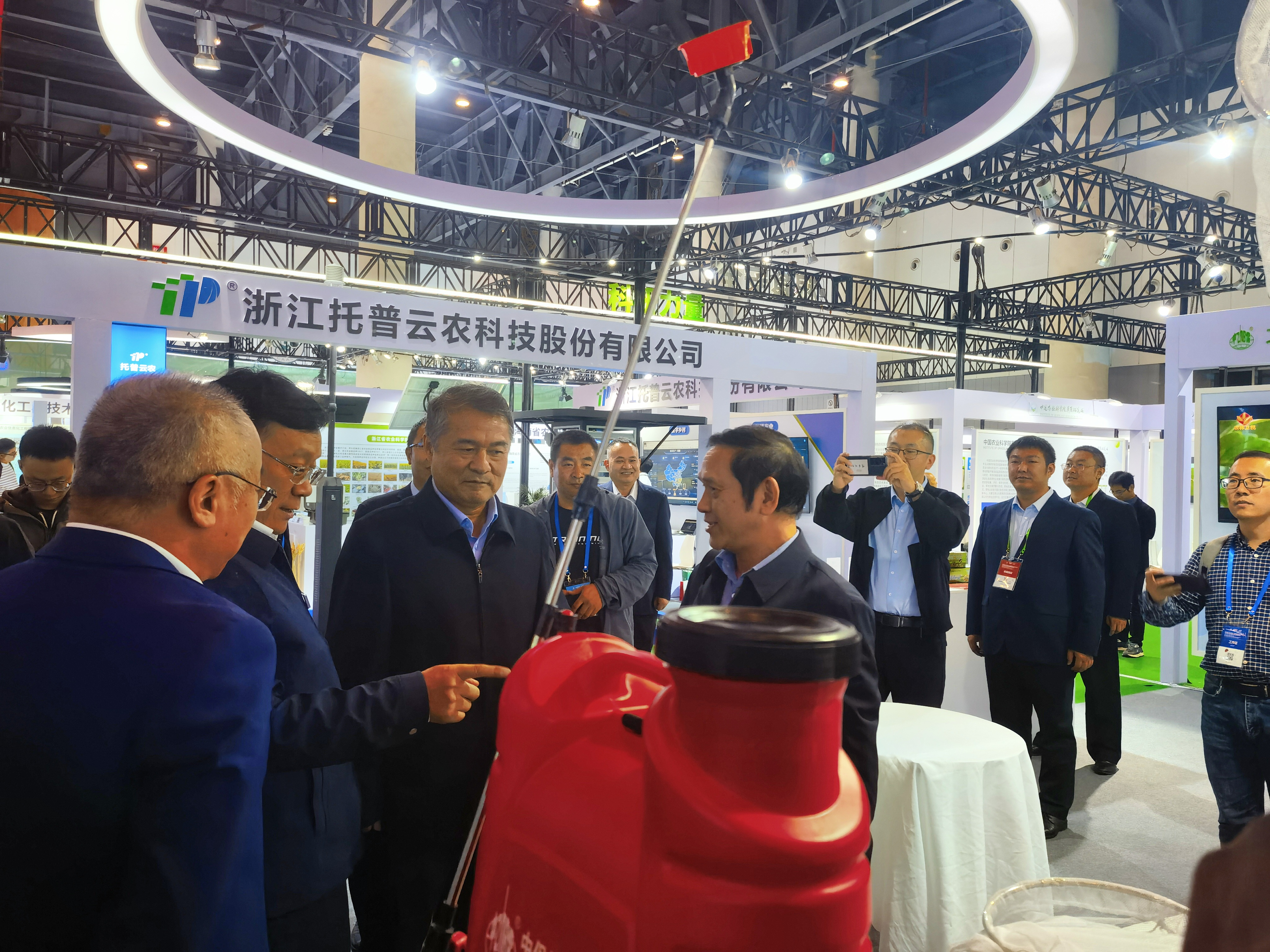 陳所陪同吳院長參觀中保展位.jpg